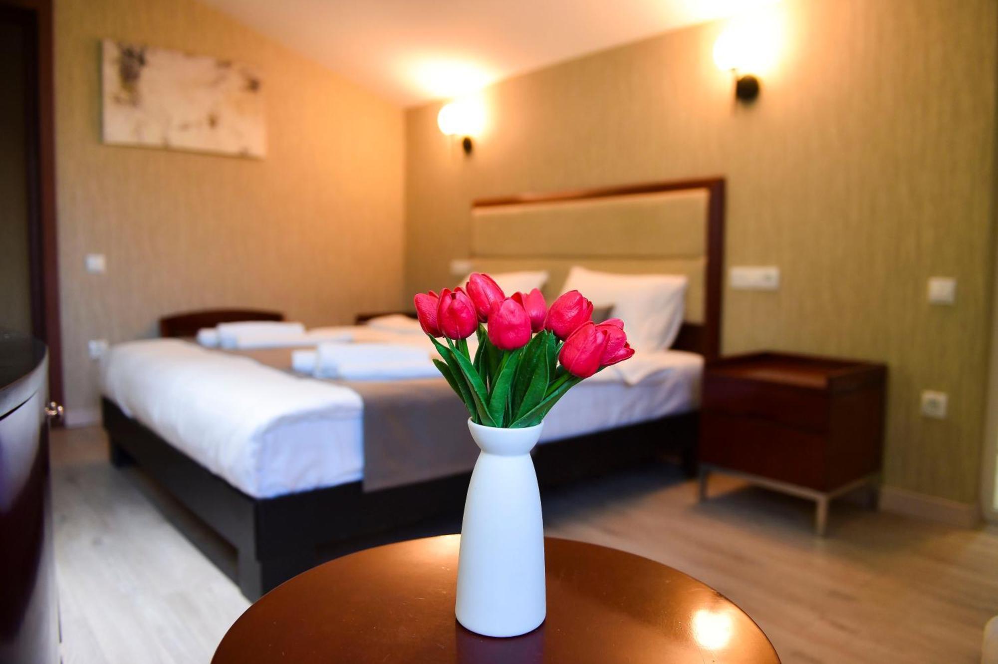 Kraveli Hotel Tbilisi ภายนอก รูปภาพ