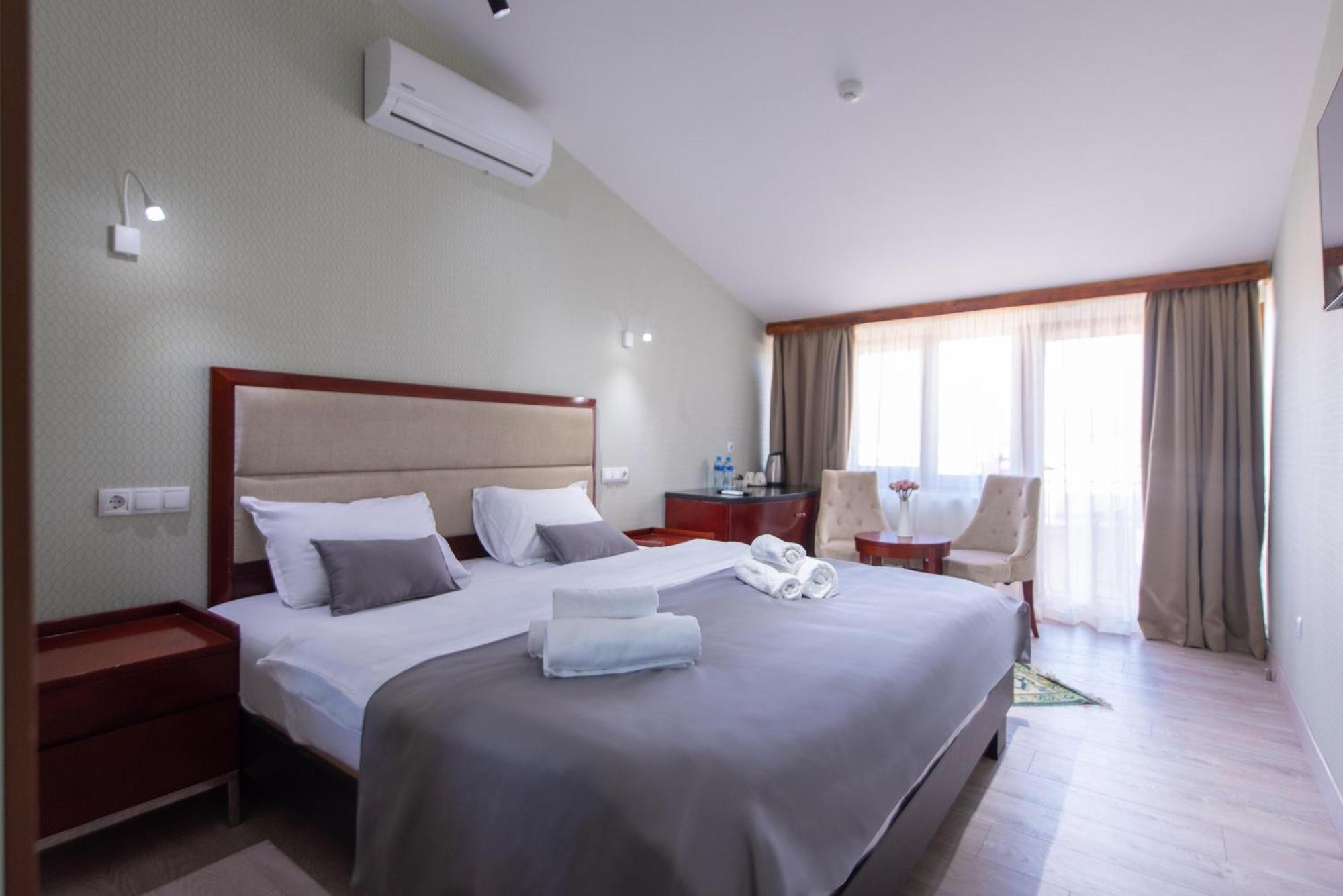 Kraveli Hotel Tbilisi ภายนอก รูปภาพ